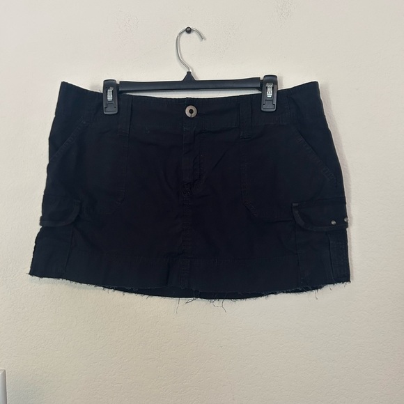 Y2K Old Navy Ultra Low Waist Black Cargo Skirt Size 10 Raw Hem - Picture 1 of 9